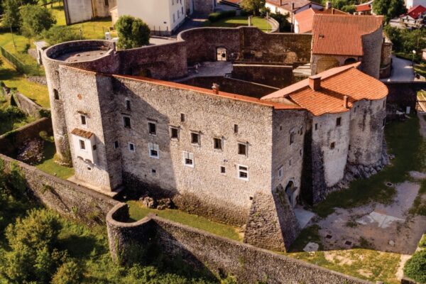 Izložba „Između jučer i sutra“ u grobničkom Kaštelu