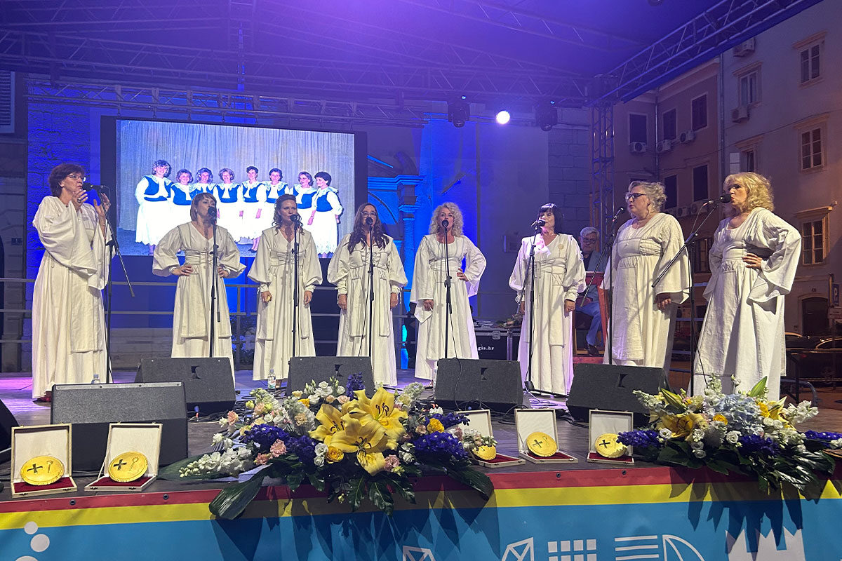 Više od dva sata glazbe, prisjećanja i prijateljstva: Klapa Luka obilježila 40 godina