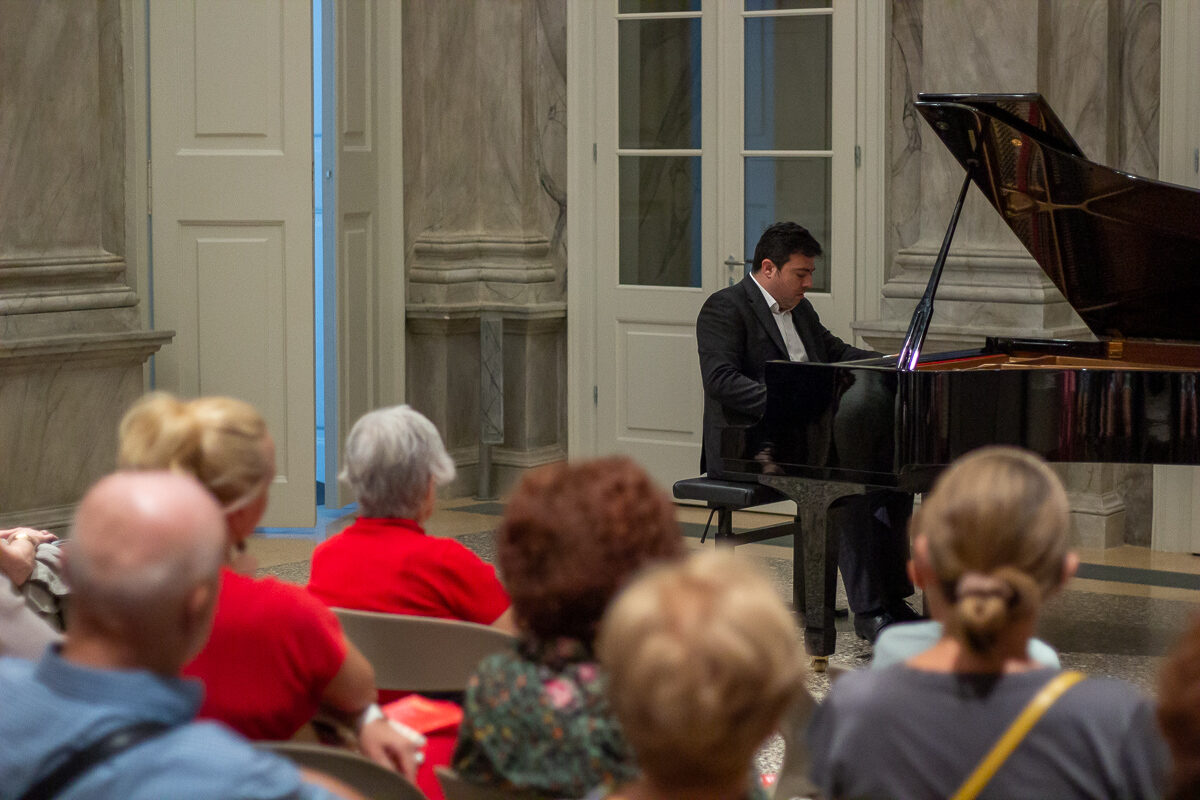 János Balázs: Pijanist koji ujedinjuje lisztovsku virtuoznost i Cziffrinu smionost