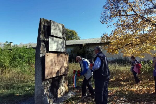 RIJEČKI ANTIFAŠISTI POSJETILI LOGORE U GONARSU I VISCU I ODALI POČAST ŽRTVAMA