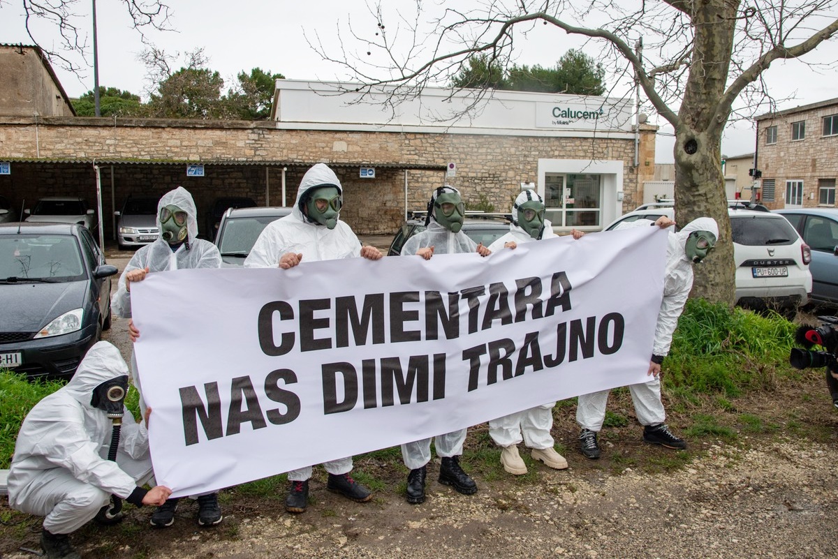 Pula: Aktivisti s plinskim maskama prosvjedovali ispred cementare Calucem