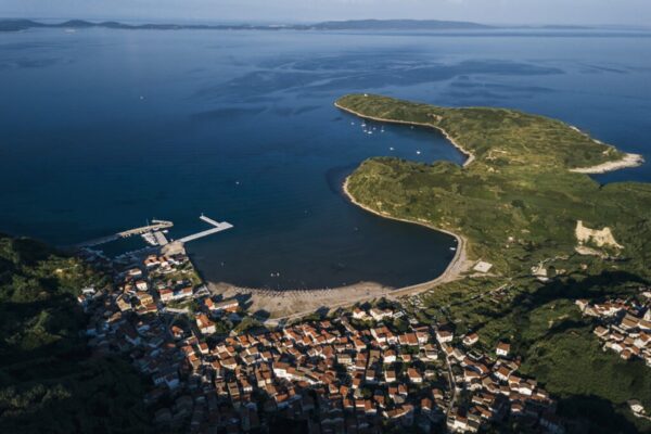 PJEŠČANI OTOK KOJEG DRŽI TRSKA