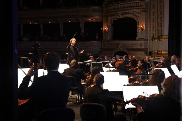 Simfonijski koncert „Ravel, Šostakovič i Debussy“ s Niklasom Benjaminom Hoffmanom oduševio u Zajcu