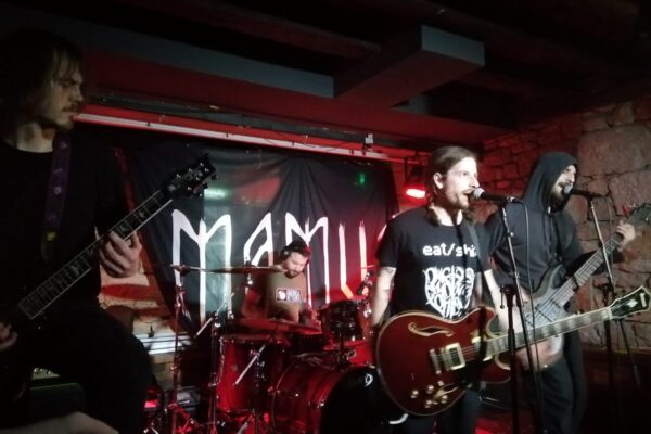 Rock pub: Homeless Among Tombs, Klapan i Mamut