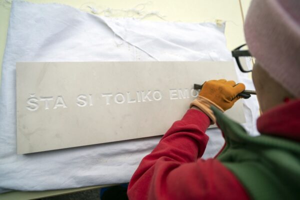 &nbsp;„Knjiga nevidljivih utjecaja“ Nike Rukavine u Filodrammatici uz performans „Šta si toliko emotivna“ na Korzu