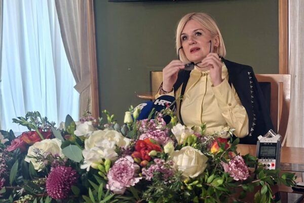 Novi savjeti i savjetnici, škole u problemima i revizija za Women’s Weekend