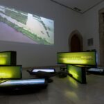 „Solastalgija“ Davora Mezaka u Galeriji O.K.: Multimedijska izložba o klimatskoj tjeskobi suvremenog čovjeka