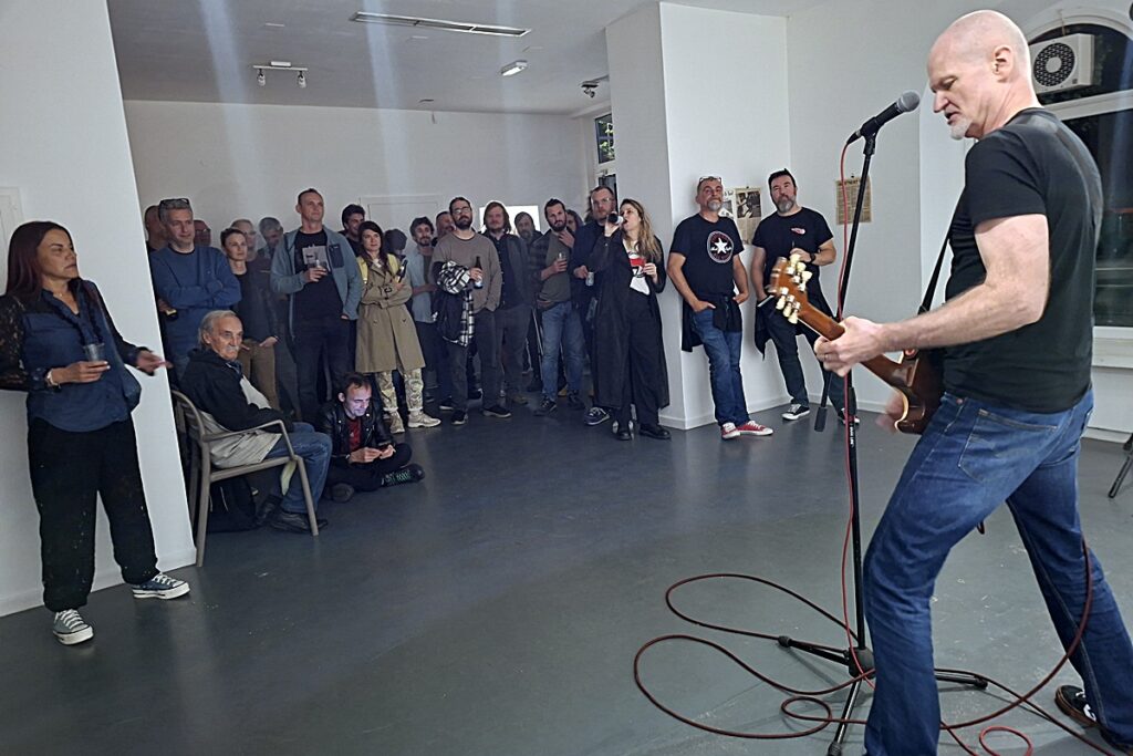 Damir Avdić u Galeriji O.K.: buntovnik s gitarom i glasom koji ne pristaje na šutnju