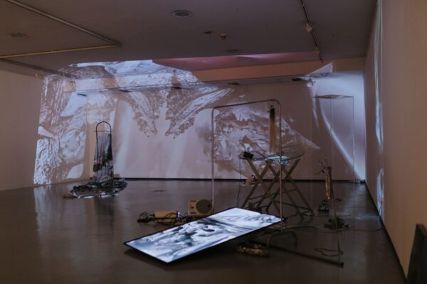 Stručno vodstvo izložbom “Glowing Globe: Singularity Art” u Galeriji Kortil