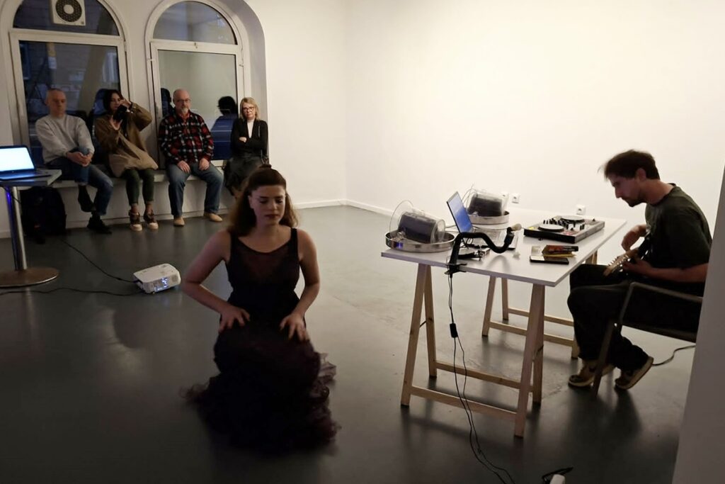 Galerija O.K. kao prostor usporavanja, sjećanja i nevidljivih mostova