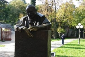 Na današnji dan 2005. na Trsatu postavljen kip pape Ivana Pavla II. kipara Antuna Jurkića