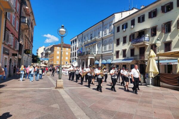 Porto Etno parada riječkih udruga nacionalnih manjina zašarenila Korzo