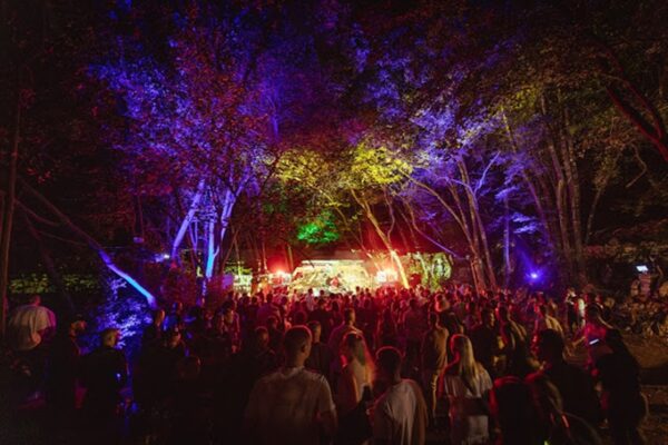 Raveologija na plaži četvrti put otvara open-air sezonu u medvejskoj uvali Cesara