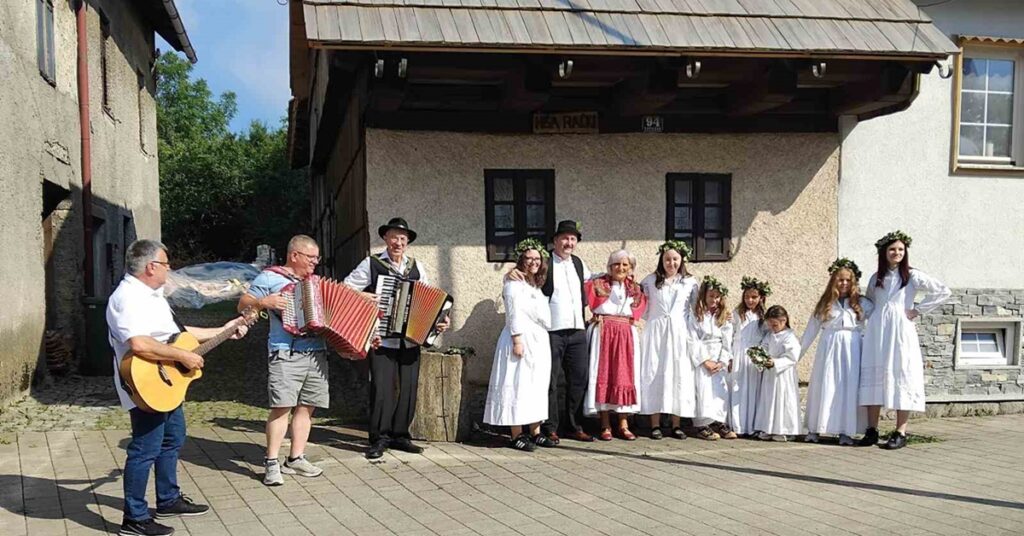 Ivajnske kresnice pred hišo Rački čuvaju stari goranski običaj