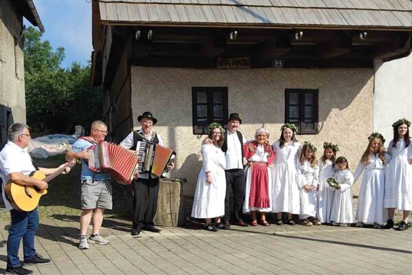 Ivajnske kresnice pred hišo Rački čuvaju stari goranski običaj
