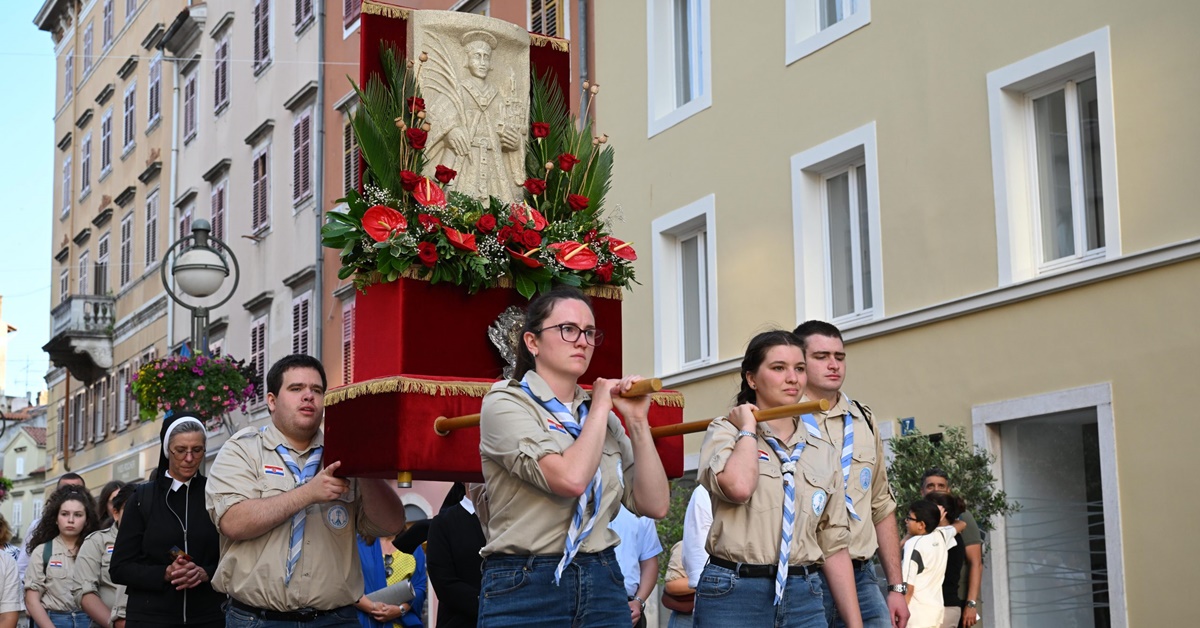 Riječka nadbiskupija se ogradila od ustaških natpisa i nacističkih simbola: Procesija svetoga Vida ne smije biti prostor političkih poruka