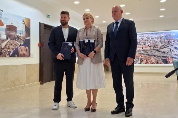 Branko Bačić u Rijeci predstavio Zakon o priuštivom stanovanju i uručio ugovore vrijedne više od 7,2 milijuna eura