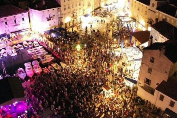 Creski semenj vraća grad u neka prošla vremena: Tri dana tradicije, baštine, glazbe i otočnih okusa