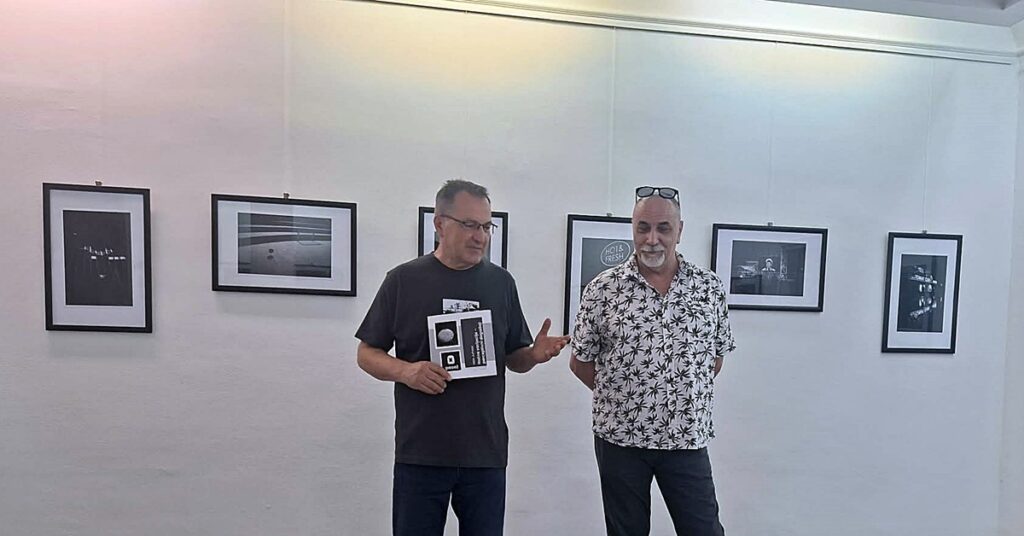 Grad nije poprište zločina, nego atmosfere: Max Juhasz otvorio „Noćnik“ u Galeriji Pasaž