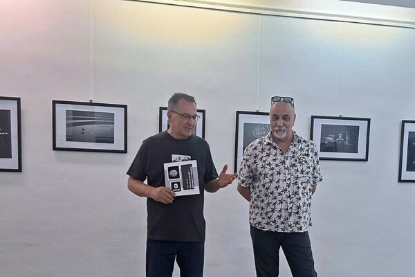 Grad nije poprište zločina, nego atmosfere: Max Juhasz otvorio „Noćnik“ u Galeriji Pasaž