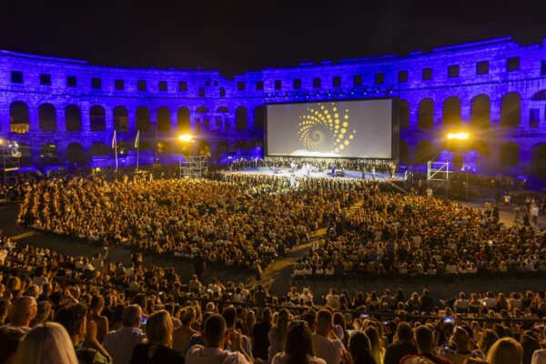 Otvoren 73. Pulski filmski festival: prepuna Arena pozdravila Zrinka Ogrestu i 800-tisućitog gledatelja “Svadbe”