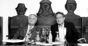 Na današnji dan 2001. preminuo je novinar, političar i povjesničar Miklós Vásárhelyi