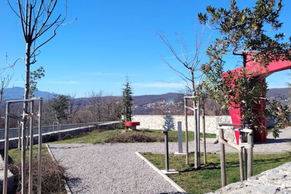 „Crveni vilinski rubac“ Nine Lekić Lesk prva je skulptura Parka skulptura Kuće halubajskega zvončara