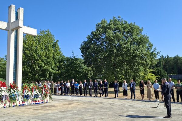 Na Drenovi odana počast poginulim braniteljima: Slobodu ne smijemo uzimati zdravo za gotovo