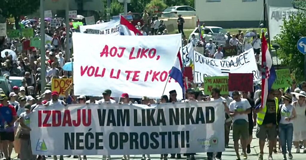 Dok smo gledali što je napisano na muralu, zaboravili smo pogledati što je zakopano ispod njega