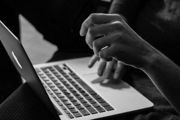 Novi AI sustav u Hrvatskoj pratit će govor mržnje na internetu i pripremati prijave DORH-u