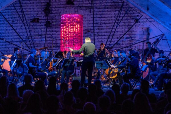 No Borders Orchestra vraća se u Rijeku: „Lovers Tour“ donosi koncert o ljubavi u vremenu krize