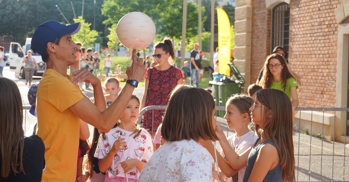 Cirkus i frizbi u Dječjoj kući: šesnaest tjedana žongliranja, trikova i akrobatskih vještina