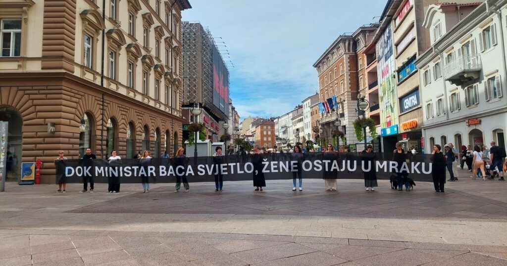 Dok ministar baca svjetlo, žene ostaju u mraku: Na Korzu održana akcija protiv nasilja nad ženama