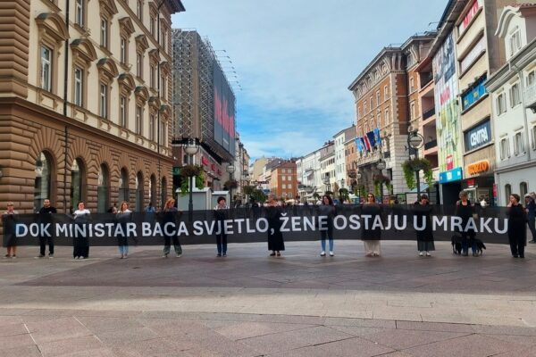 Dok ministar baca svjetlo, žene ostaju u mraku: Na Korzu održana akcija protiv nasilja nad ženama