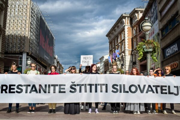 „Dok ministar baca svjetlo, žene ostaju u mraku“: U Rijeci akcija protiv nasilja nad ženama