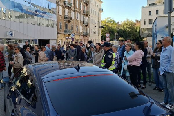 „Ne igrajte se našom djecom“: Mirnim prosvjedom ispred garaže Stari grad Riječani zatražili sigurnost i povratak igrališta