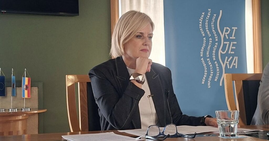 Iva Rinčić osudila puštanje pjesme koja veliča ustaške zločine na otkrivanju Armadina murala: „Zločinački logori smrti nisu rekvizit navijačke kulture“