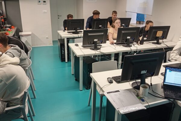 STEM(AJMO!) u listopadu donosi besplatne radionice programiranja, robotike i kreativnog stvaranja