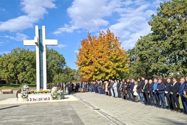Sjećanje ne poznaje kalendar: Na Drenovi odana počast onima koji više nisu s nama